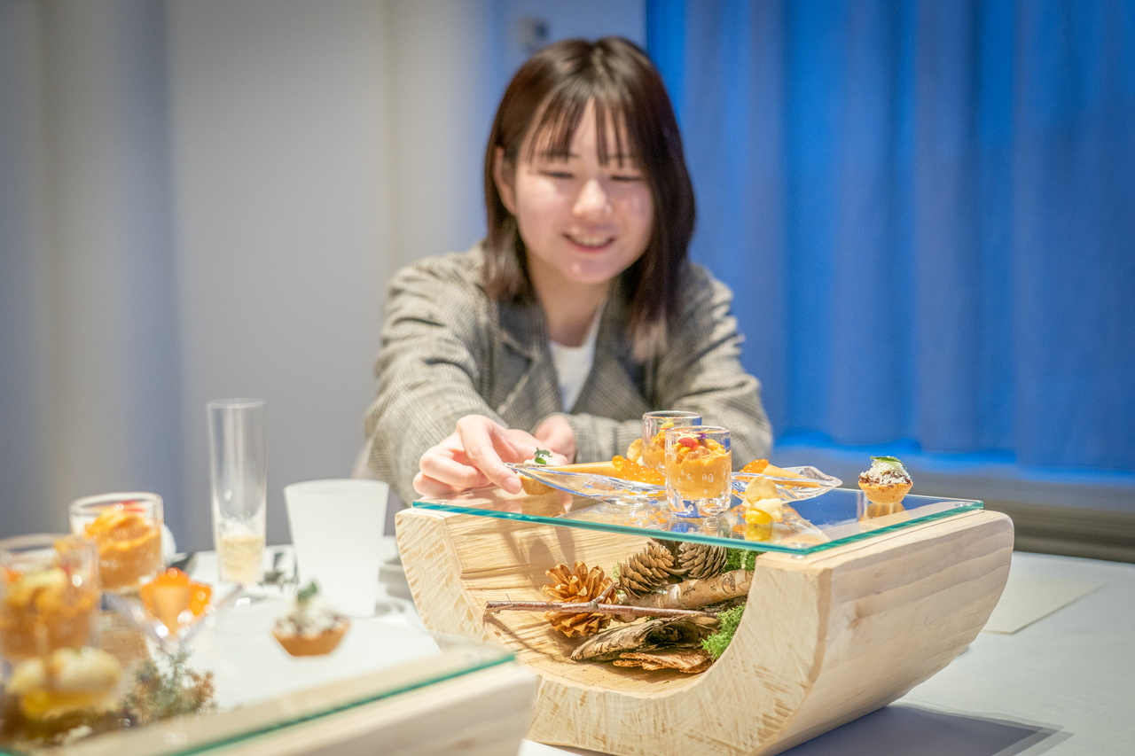 ［SPECIAL REPORT］全室スイートルームのホテル『リゾナーレトマム』に前泊－。翌日、誰もが憧れる『狩振岳CATツアー』で大自然の中を滑走する。気心知れた仲間たちと過ごす、２日間の「星野リゾート　トマム」ご褒美旅。